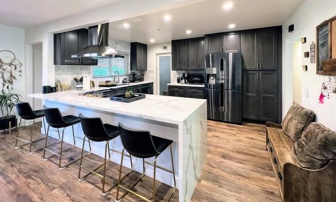 West Hills Casa | Cubier: Luxury 3BR Estate in West Hills (BA-BC)