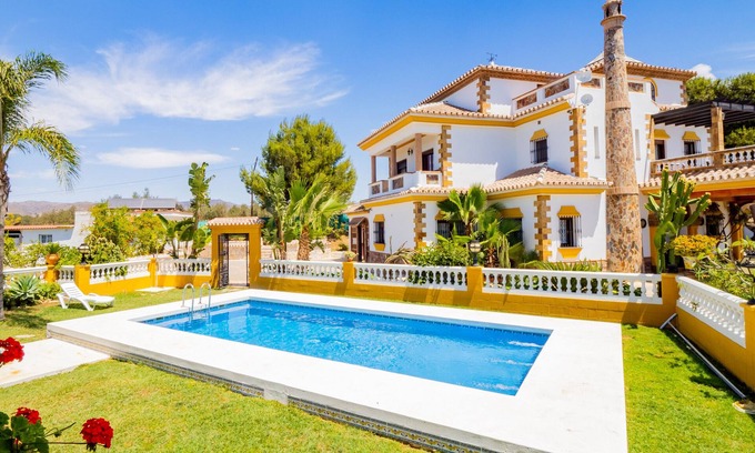 Cártama Villa | Cubo's Villa Fina & Minigolf included / Villa de lujo / maravillosas vistas / piscina climatizada / minigolf