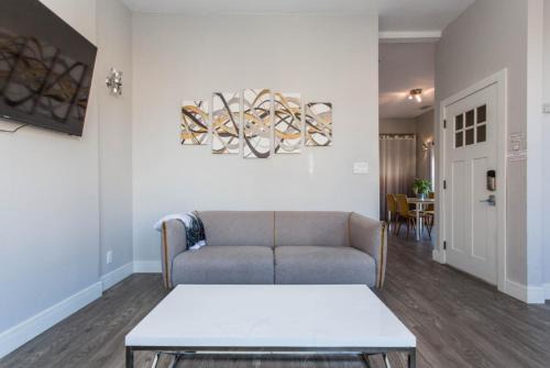 Lakeview Apartamento | Cubs! Prime Location! - 1 Min Walk to Wrigley Field - 2BR Apts Perfect for Cubs Fans!