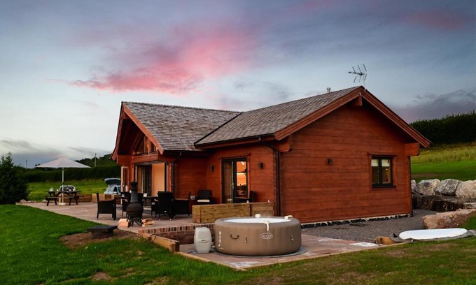 Graig Casa | Cuddfan Lodge on a Beautiful Lake