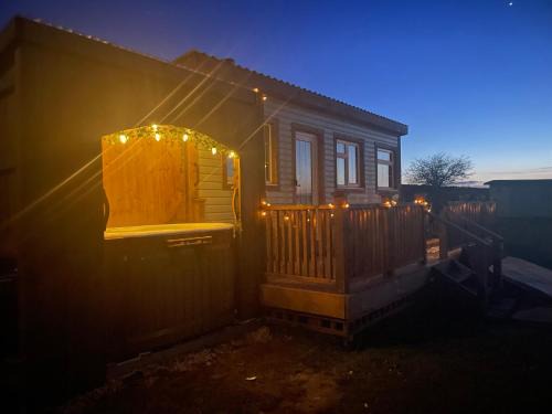 Great Fryup Dale Chalet De Esquí | Cuddles & Bubbles Cozy Cabin with jacuzzi spa hot tub