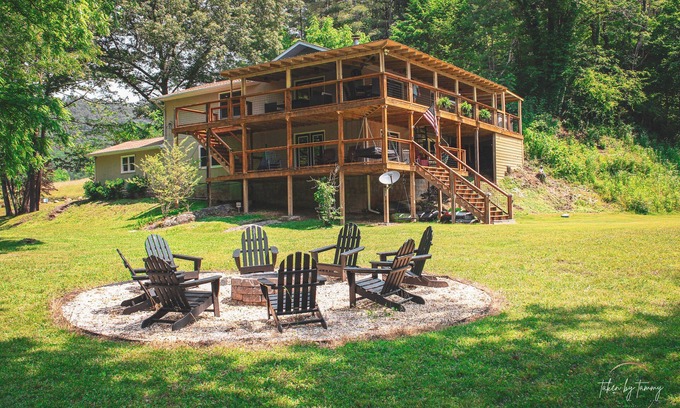 Franklin Cabina | Cullasaja River front Cabin with game room in the Smokey Mountains Franklin NC