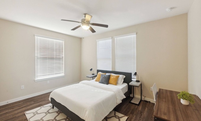 Southeast Houston Apartamento | Cullen 4202 I New Construction 2Bd Apt I Gated