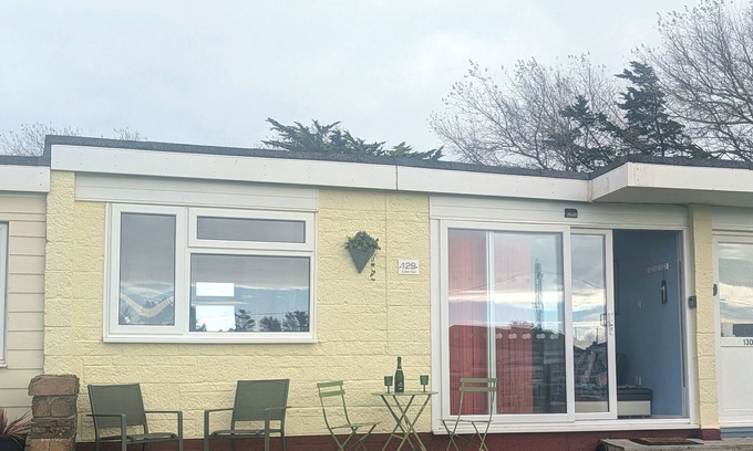 Sandown Cabaña | CULVER VIEW, family friendly, with a garden in Sandown