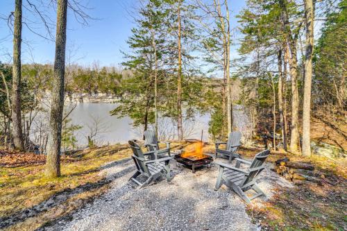 Sloans Valley Casa | Cumberland Lake Retreat Furnished Deck and Grill!