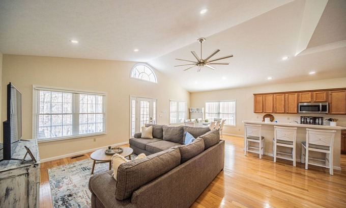 Grand Rivers Casa | Cumberland River Cottage - Walk to downtown Grand Rivers!