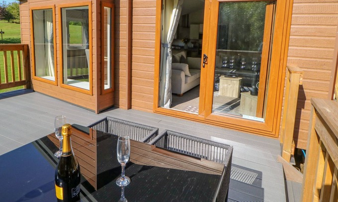Kiplin Cabina | CUMBRIA, family friendly, with hot tub in Scorton, Richmond