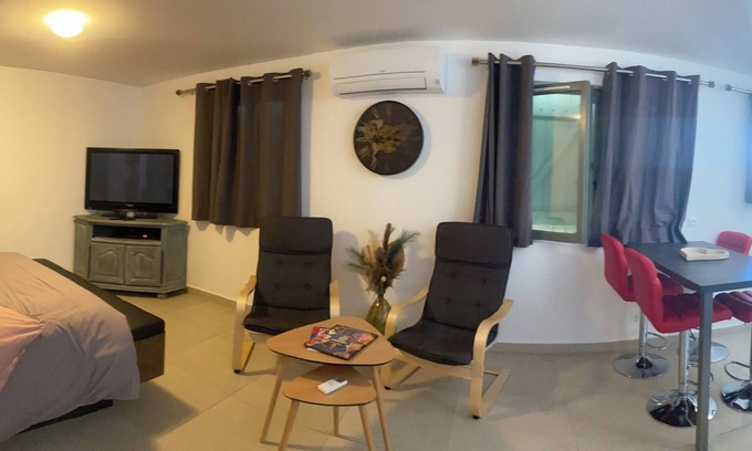 Montmeyan Apartamento | CUPIDON, 2 a 4 personas. Bañera-Balneoterapia. Nido de amor Noche de RECUERDOS