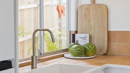 Yamba Casa | Cusacks Cottage - Coastal charm with artistic soul