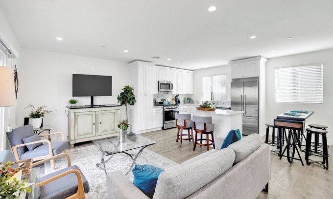Hawthorne Apartamento | Cushy New Condo Oasis -Near Beaches & Sofi Stadium