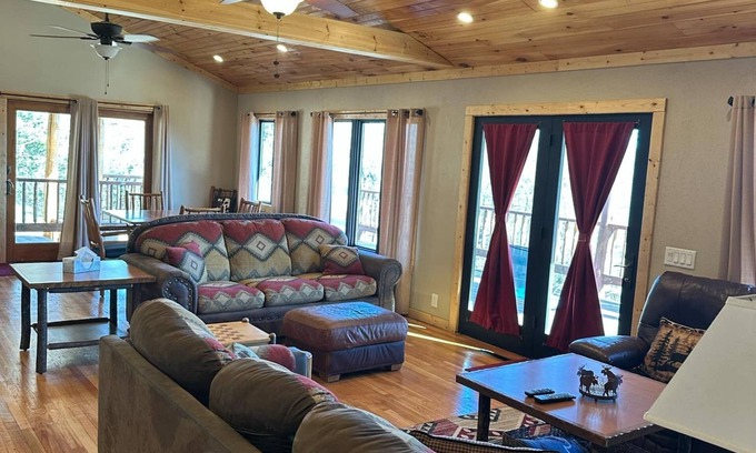 Eminence Cabina | Custom 3-bedroom lodge with AC, WiFi in wonderful Eminence