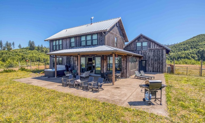 Neskowin Casa | Custom Beauty has Stellar Ocean Views, Privacy, Two King Suites, a Hot Tub, a Fi