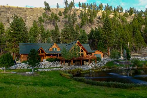 Conner Casa | Custom Bitterroot Valley Cabin with Hot Tub and Views!