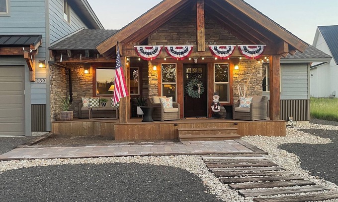Fir Grove Estates Casa | Custom Built Cabin/House Surrounded by Gorgeous Views in Serene Donnelly