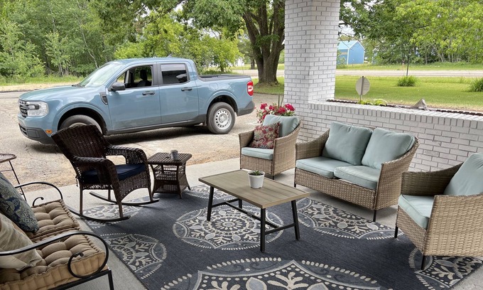 Houghton Lake Casa | Custom built in Queen day bed room. Stylish high end bedding & mattresses.