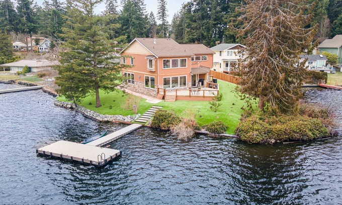Black Diamond Casa | Custom-built lakefront lodge with a dock, deck, & grill for a party of eight