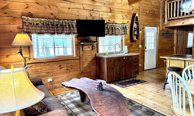 Merrillan Casa | Custom Built Log Cabin/Fully Stocked/1.5 Garage/Sleeps 7/ UTV Route