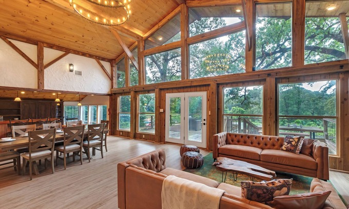 Tomball Cabina | Custom Cabin - King Bed - Balcony Views - 8-Acre Escape