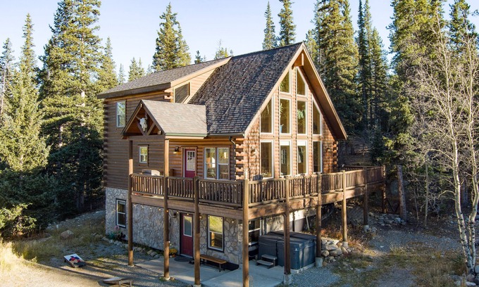 Valley of the Sun Cabina | Custom Craftsman Chalet🏡Fenced Yard for Pets🍃Aspens, Hot Tub 💰$0 Cleaning & Pet Fee