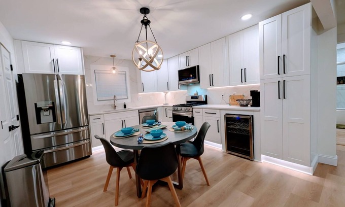 Mount Berry Casa | Custom Design, Kitchen King Beds Laundry Large TVs
