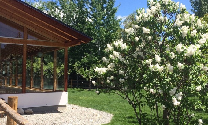 Hailey Casa | Inicio europeo personalizado con gran patio cercado