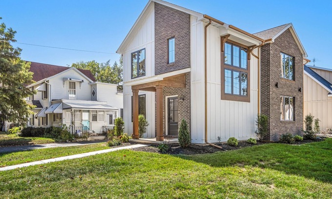 Bowling Green Casa | CUSTOM FALCON PUTTING GREEN and Luxury combined to create your DREAM stay here in the heart of Bowling Green