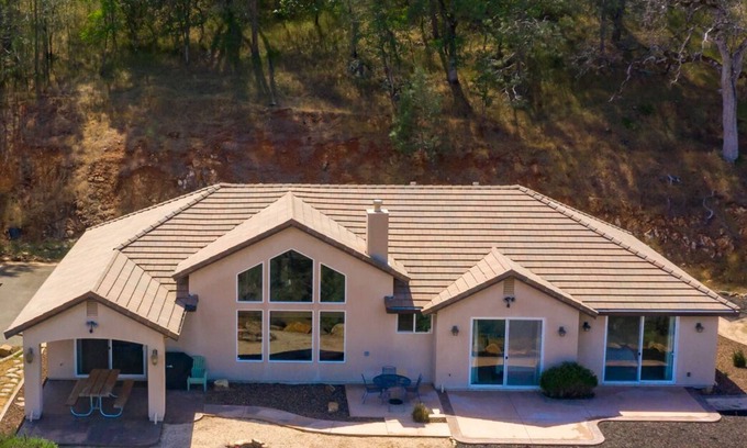 Browns Valley Casa | Elegant Custom Home at Collins Lake! Walk to Lake! Walk to Park! Great hiking!