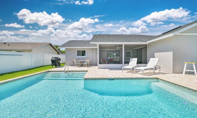 San Carlos Park Casa | Custom Pool! Tiki Bar | Private Yard ~ Enjoy SWFL