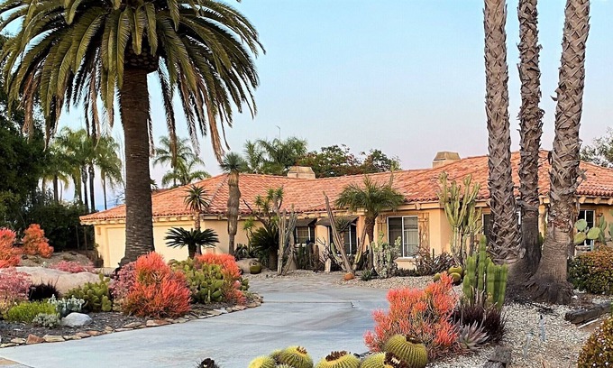 North Ridge Casa | Casa del rancho del ejecutivo de encargo del sudoeste-estilo en el lote de 3 acres