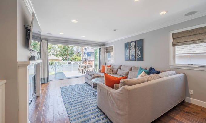 Tree Section Casa | Custom tree section Manhattan beach home, built for luxury and entertaining