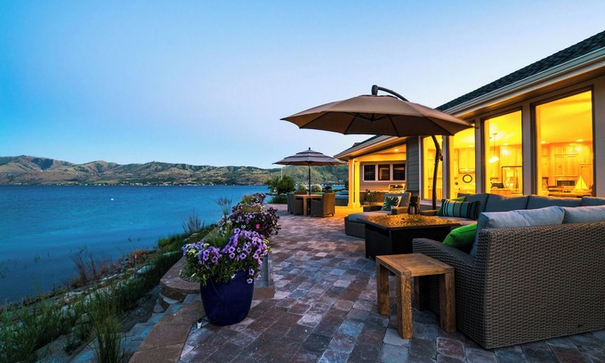 Manson Casa | Hermoso 4 dormitorios, 4 baños, Custom Lake Chelan Waterfront Home- caminar en el acceso al lago y deslizamiento del barco