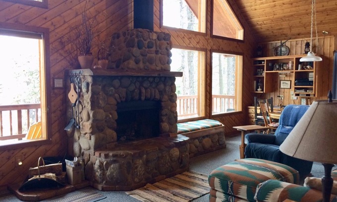 Pagosa Hills Cabina | Custombuilt, Stylish Hillside 2-bdrm home.Views,pines, privacy, 3 miles to town.