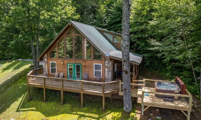 Bryson City Cabina | Espacioso marco A con cubierta envolvente y bañera de hidromasaje con vistas a la hermosa