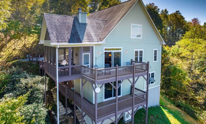 Bryson City Cabina | Customer Appreciation Year!! Get a free night!! See Description for details