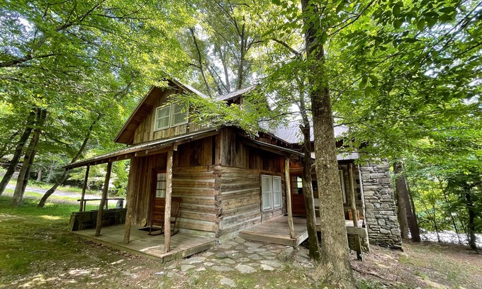 Cherokee Cabina | Customer Appreciation Year!! Get a free night!!