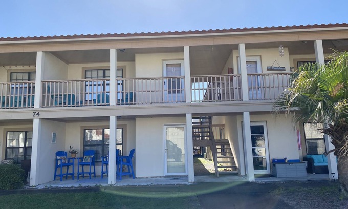 Summer Breeze Condominio | Cute 1 Bedroom Condo 3 Min Walk to Beach Sleeps 5 with lots of Amenities!