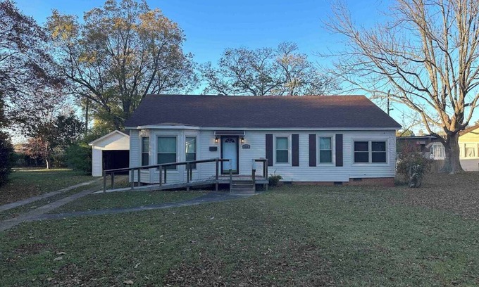 Brinkley Casa | Cute 2 bed 1 bath home that sleeps 7 in a quiet neighborhood.