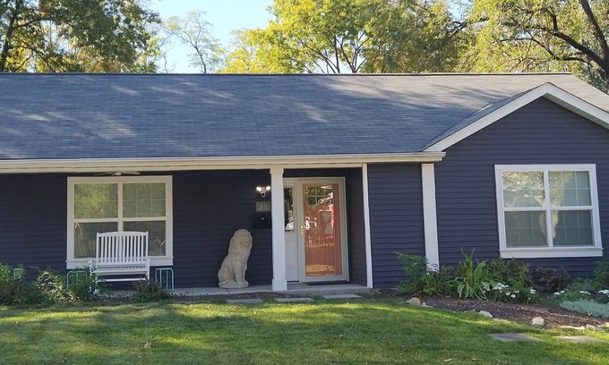 Kirkwood Casa | Cute 2-Bed 2- Bath Cottage in Kirkwood MO