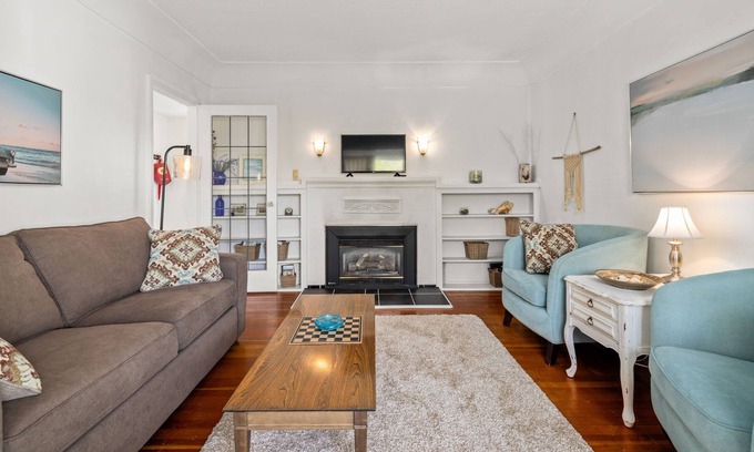 Esquimalt Casa | Cute 2 bedroom house in quiet neighbourhood