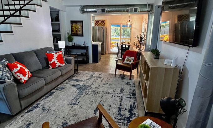 Parker Lane Casa | Cute 2-bedroom townhome with WiFi, AC close to downtown Austin
