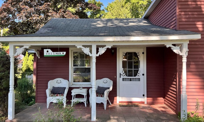 Leland Casa | Cute 2 BR Cottage +Den, Sleeps 6, One Block from Van’s Beach, Two Blocks to Town