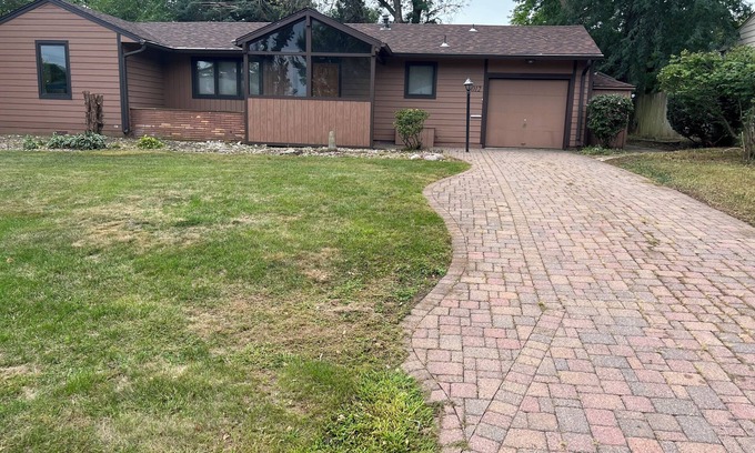 Ames Casa | Cute 4-5 Bedroom Home with 2 Gorgeous Bathrooms Close to Stadium