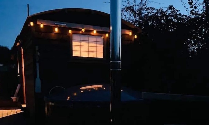 Kington Cabina | Cute and cosy Shepard hut with wood fuel hot tub