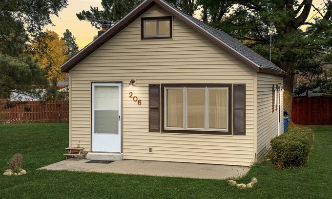 Houghton Lake Casa | Cute and cozy cabin with fenced private yard! Close to everything and the lake!
