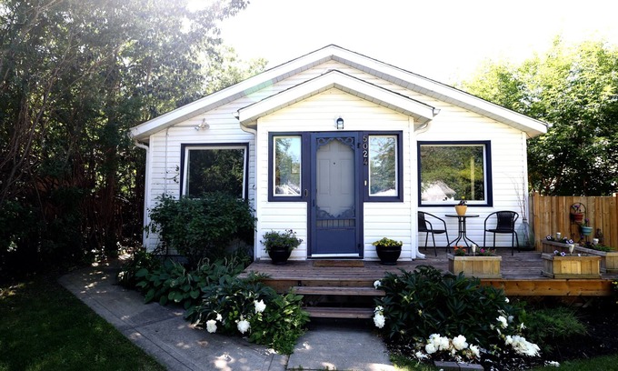 Sylvan Lake Cabina | Cute and cozy cabin a minute walk from the lake.