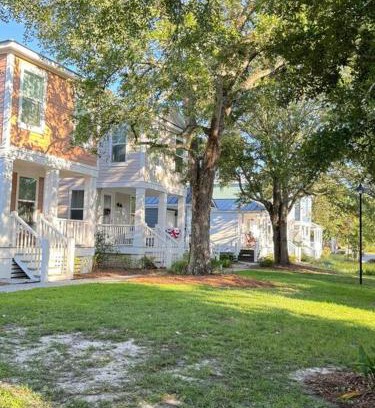 Ocean Springs Casa | Cute and Cozy Comfy Birds Junior Cottage - 1 mile to Dwntn Ocean Springs, near Beach with Golf Cart
