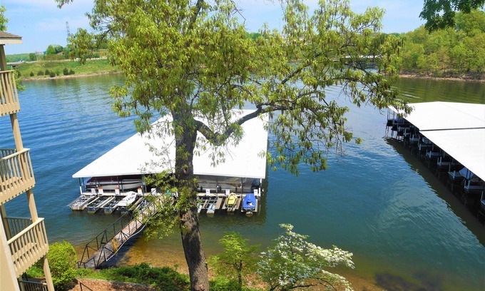 Osage Beach Condominio | Cute and cozy lake condo with cove water views (30x10 slip FREE with a rent).