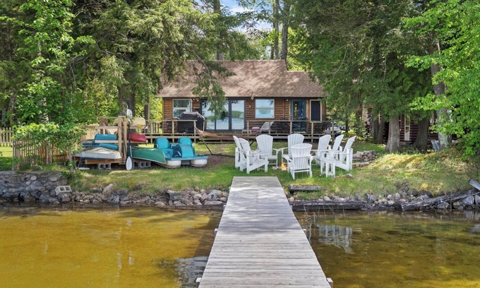 Petoskey Cabina | Cute and Cozy on Pickerel Lake Waterfront - Quick Drive to Petoskey!