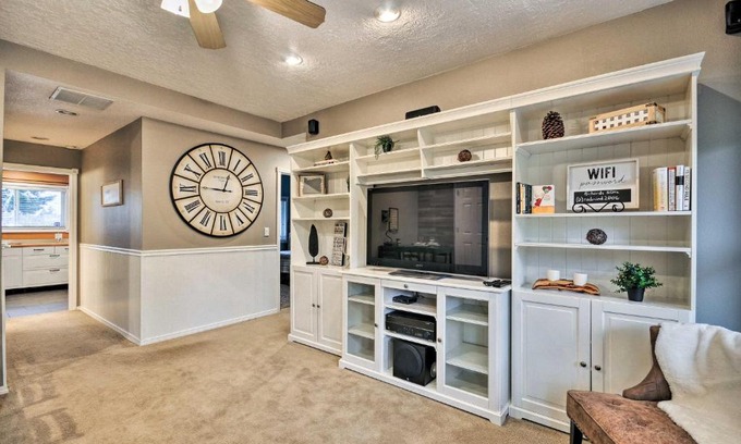 Boring Casa | Cute and Cozy PDX Area Townhouse 31 Mi to Mt Hood!