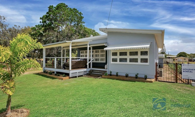 Woodgate Casa | Cute Beach Cottage with Ocean Views